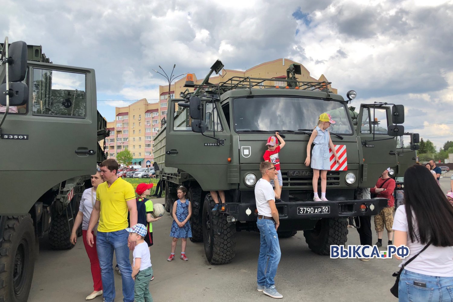 Выставка военной техники у администрации